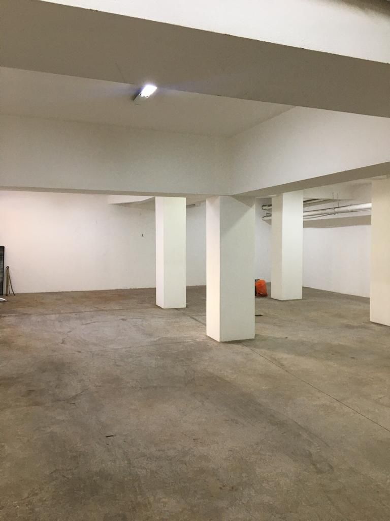 Barracão para locação, Av. Maringá, 814m² úteis, 14 garagens, frente vidro, Londrina-PR