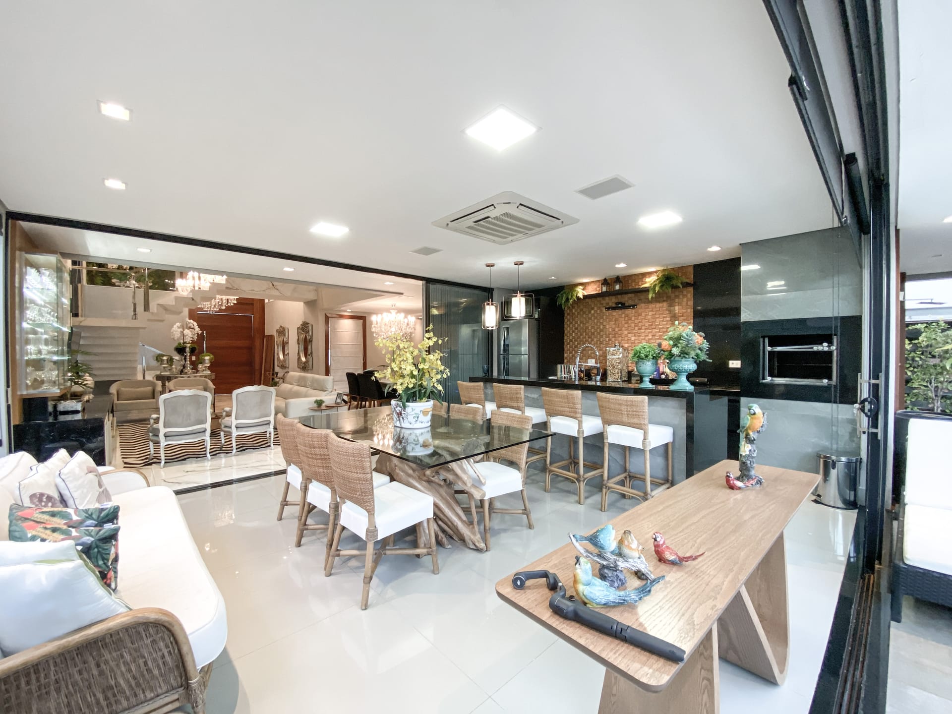 Casa venda e locação no Cond. Alphaville II, 300m² úteis, mobiliada, decorada com 4 quartos sendo 2 suítes e 2 demi-suites, piscina, hidromassage