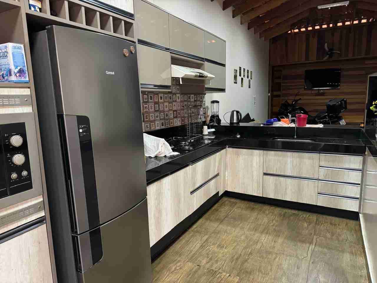 Casa à venda, 400 m2 úteis, 4 quatos sendo 2 suítes, porteira fechada. área de lazer ampla, 6 vagas, Jardim Shangri-lá A, Londrina-PR
