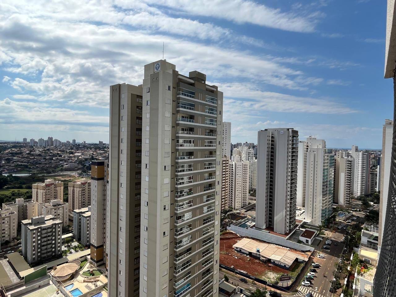 Apartamento à venda, Edifício Alameda Eco Resort , 83m² úteis, 3 dormitórios sendo 1 suíte, 2 vagas , andar alto, Gleba Palhano, Londrina, PR