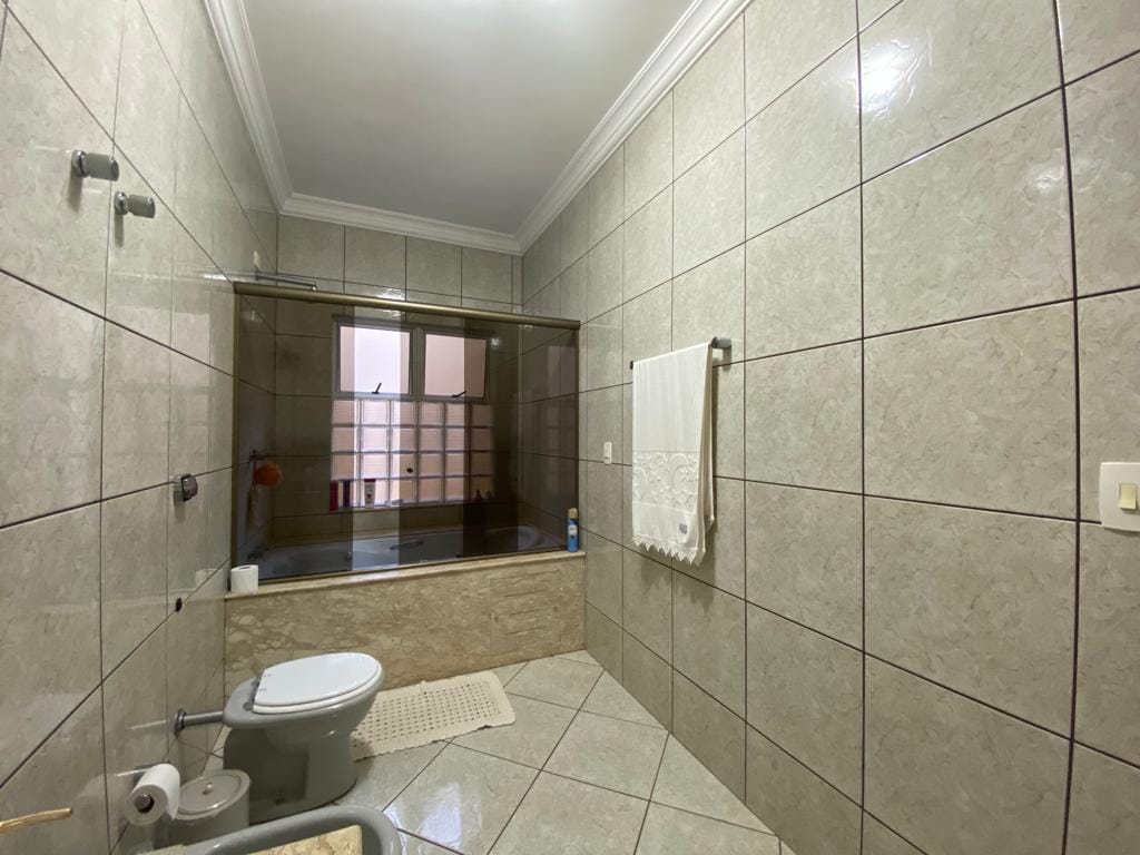 Sobrado à venda, 574m² úteis, 4 suítes com banheira e sacada, piscina, sauna,  estuda permuta- Jardim Itatiaia 1, Londrina, PR