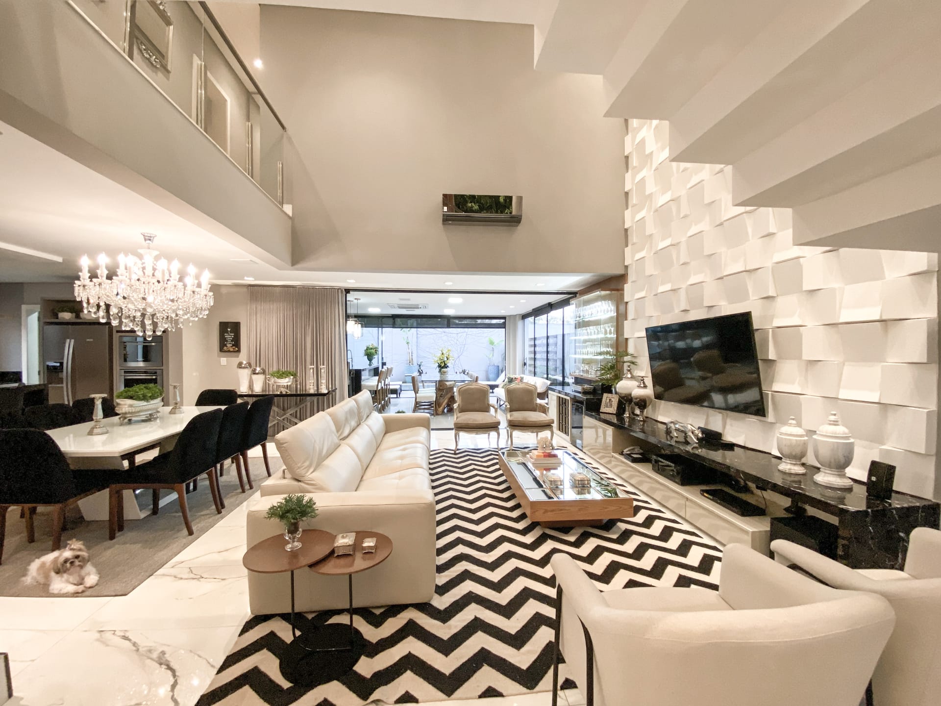 Casa venda e locação no Cond. Alphaville II, 300m² úteis, mobiliada, decorada com 4 quartos sendo 2 suítes e 2 demi-suites, piscina, hidromassage