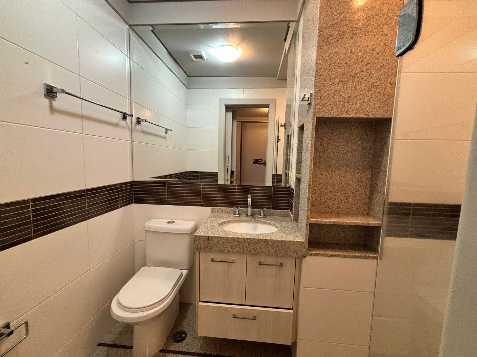 Apartamento à venda, Edifício Pallazo Di Césare , 156m2 úteis, 3 suítes, 3 vagas, andar alto, vista Lago, mobiliado, Bela Suiça, Londrina, PR