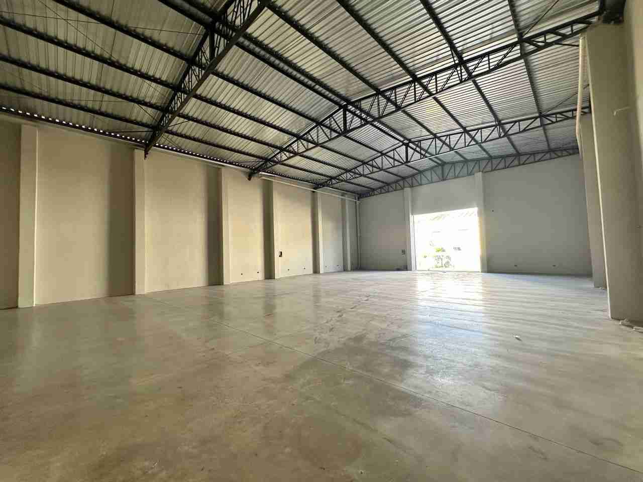 Barracão para venda e locação,  300m² privados, 2 banheiros, copa, 16 vagas - prox ao terminal rodoviário Centro, Londrina, PR