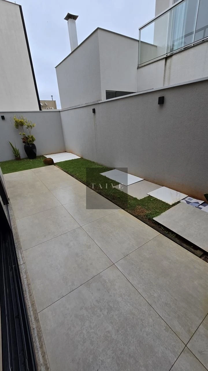 Sobrado à venda, 4 quartos sendo 3 suites, 250 m², Royal Maison, Londrina, PR