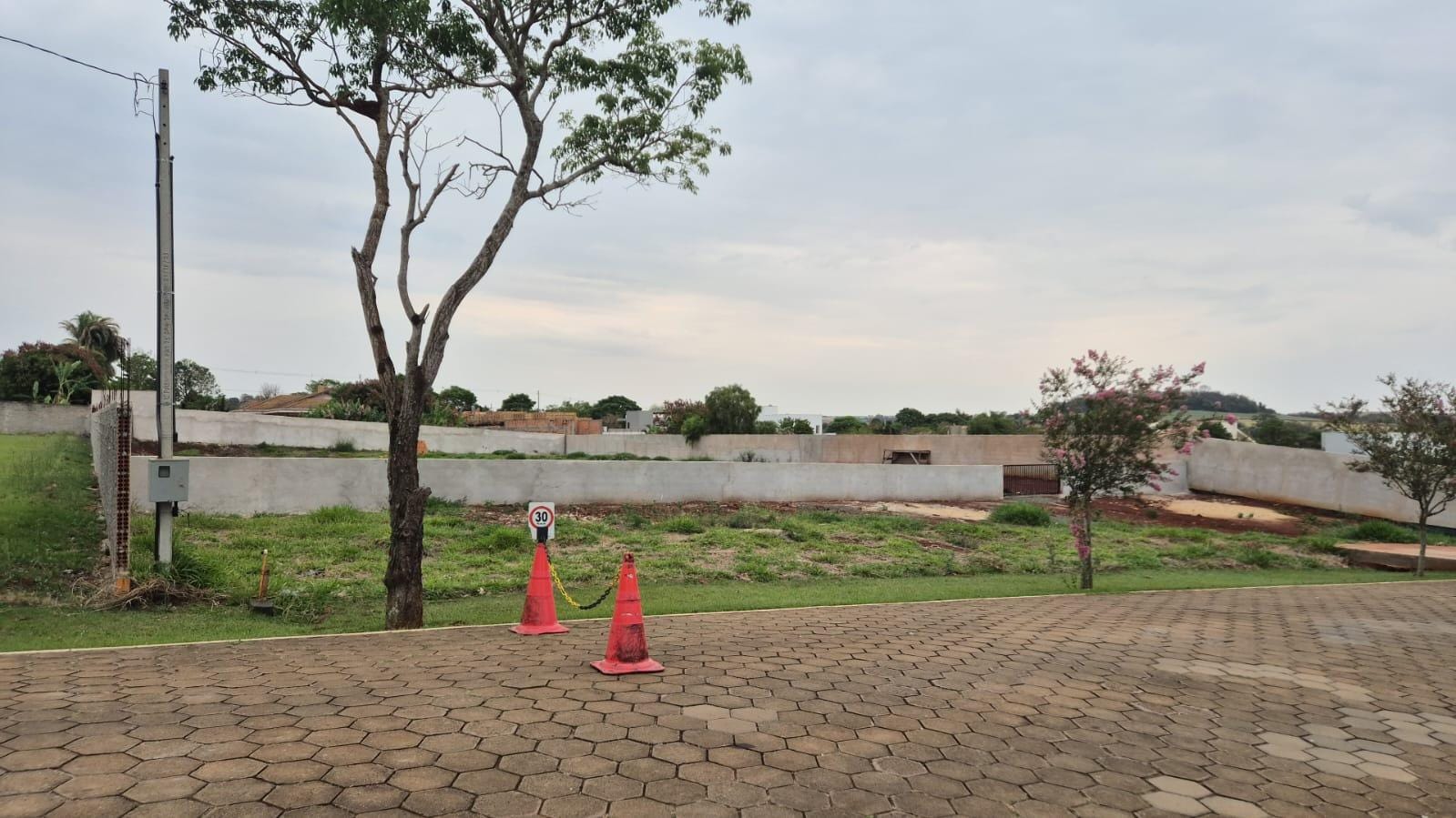 Terreno à venda, 2600 m2  Condomínio Estancia Bom Tempo, Murado e bem localizado, Londrina, PR
