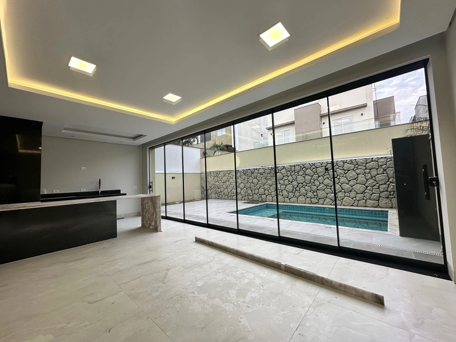 Sobrado à Venda, condomínio Royal Forest, recém construído, 330 m2 úteis, 3 suítes, elevador piscina, Esperança, Londrina, PR