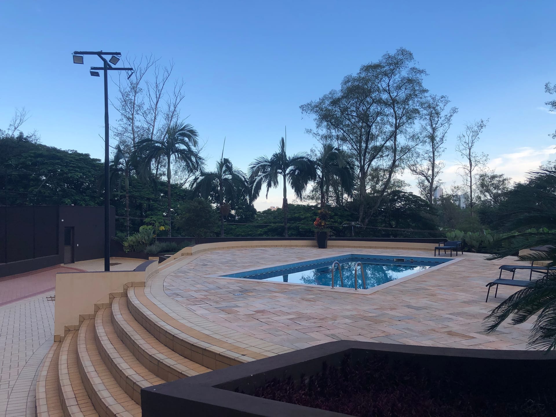 Apartamento à venda, Edifício London Lake, 263m² úteis, 2 suítes, ampla varanda com churrasqueira, 3 vagas - Caiçaras, Londrina, PR