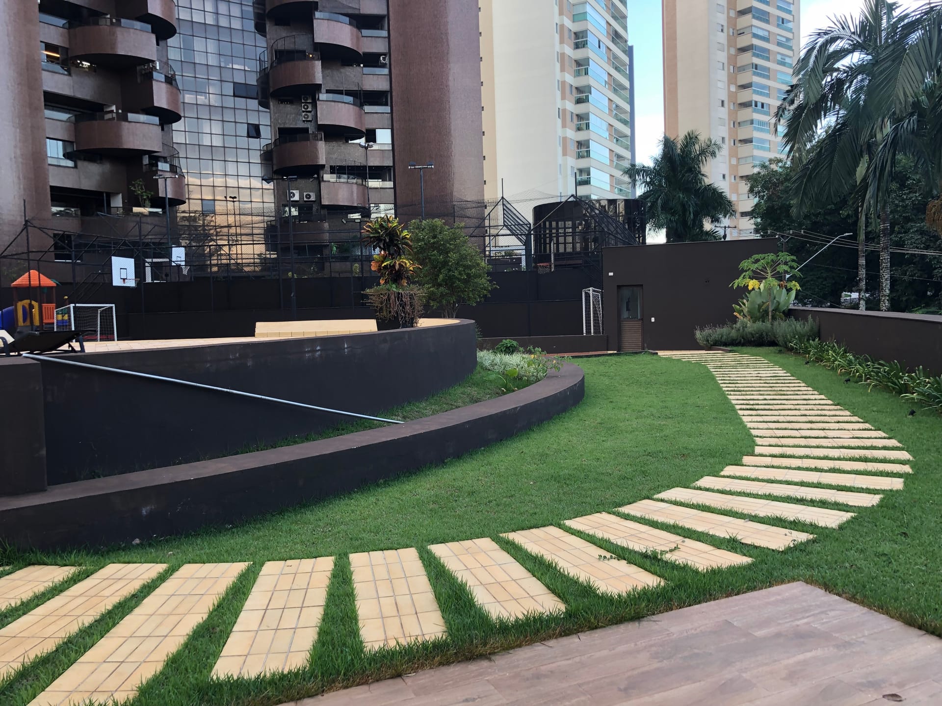 Apartamento à venda, Edifício London Lake, 263m² úteis, 2 suítes, ampla varanda com churrasqueira, 3 vagas - Caiçaras, Londrina, PR