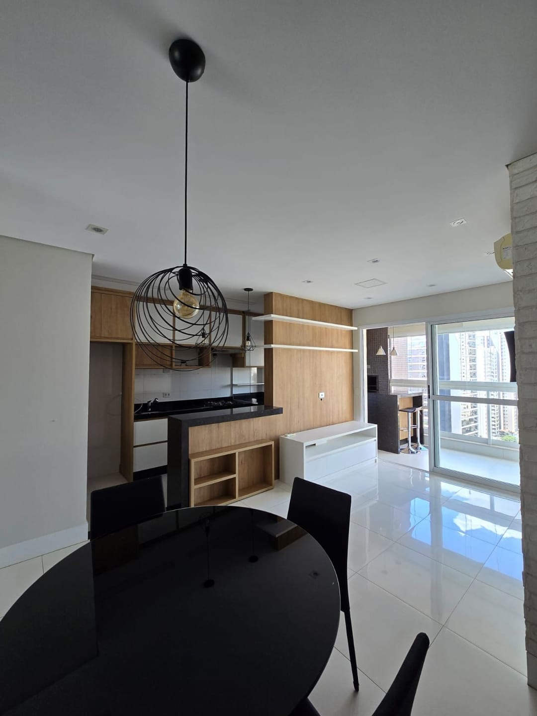 Apartamento à venda, Edifício Uptown Residence, 75m² úteis, 2 quartos (1 suíte), varanda com churrasqueira, 2 vagas paralelas - Gleba Palhano, Lo