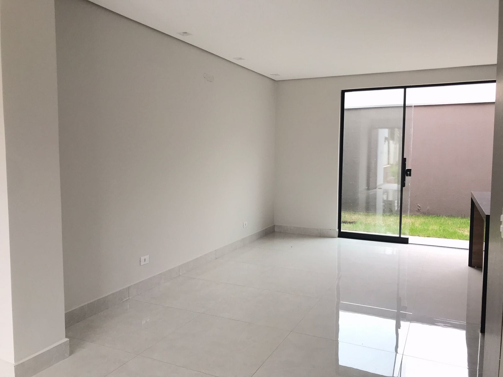 Sobrado à venda, Condomínio Morada das Flores, 137m² úteis, 3 quartos sendo 1 suíte, 2 vagas  - Cambé, PR