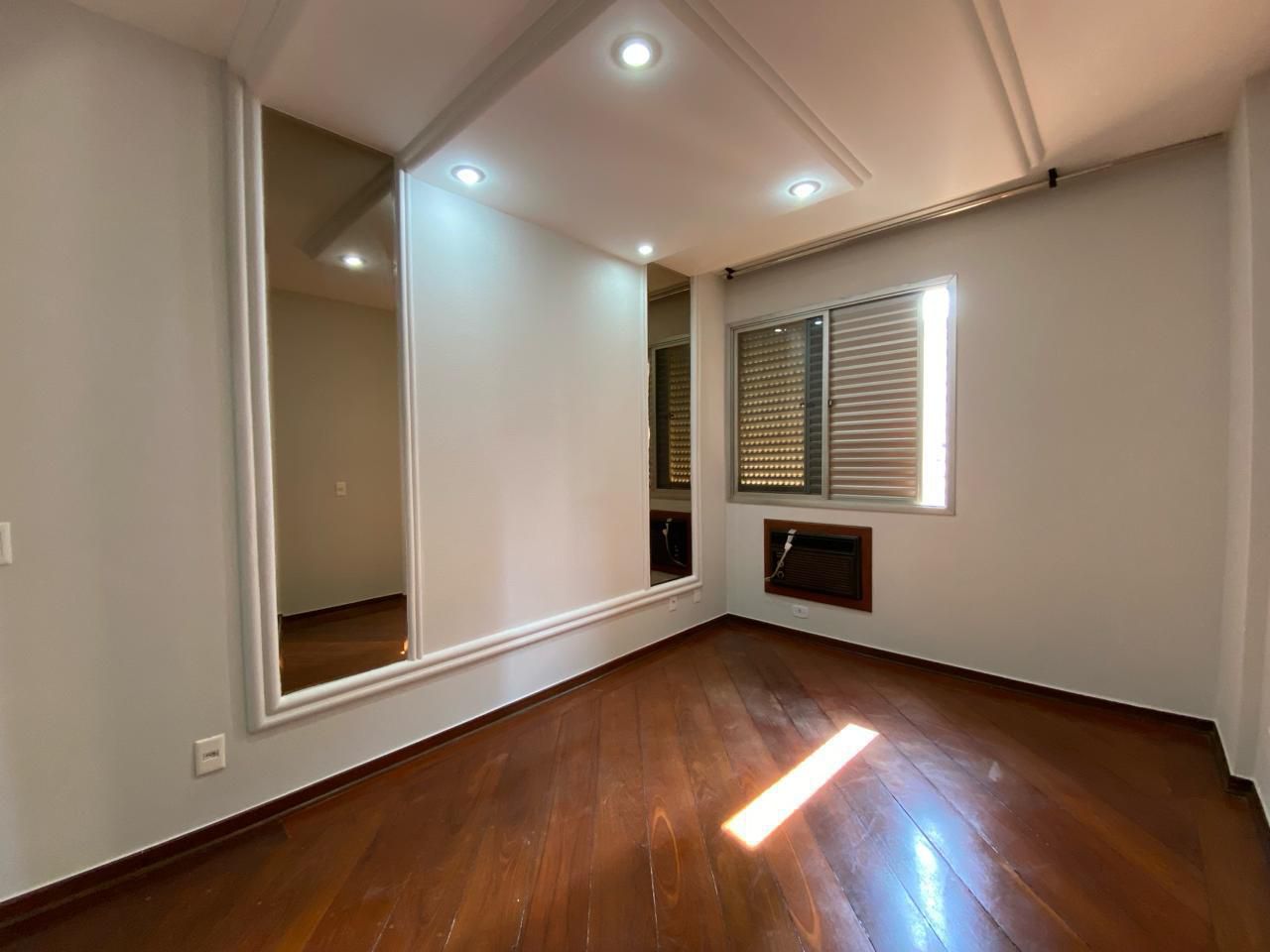 Apartamento 214m²/4 quartos (sendo 1 suíte)/ 02 vagas - Condomínio Edifício Príncipe de Galles,  R. Espírito Santo- Centro, Londrina, PR