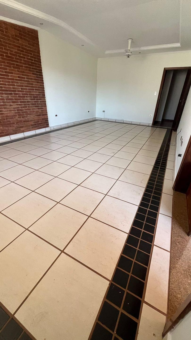 Casa comercial próximo a Av Higienópolis, piscina- Guanabara, Londrina, PR