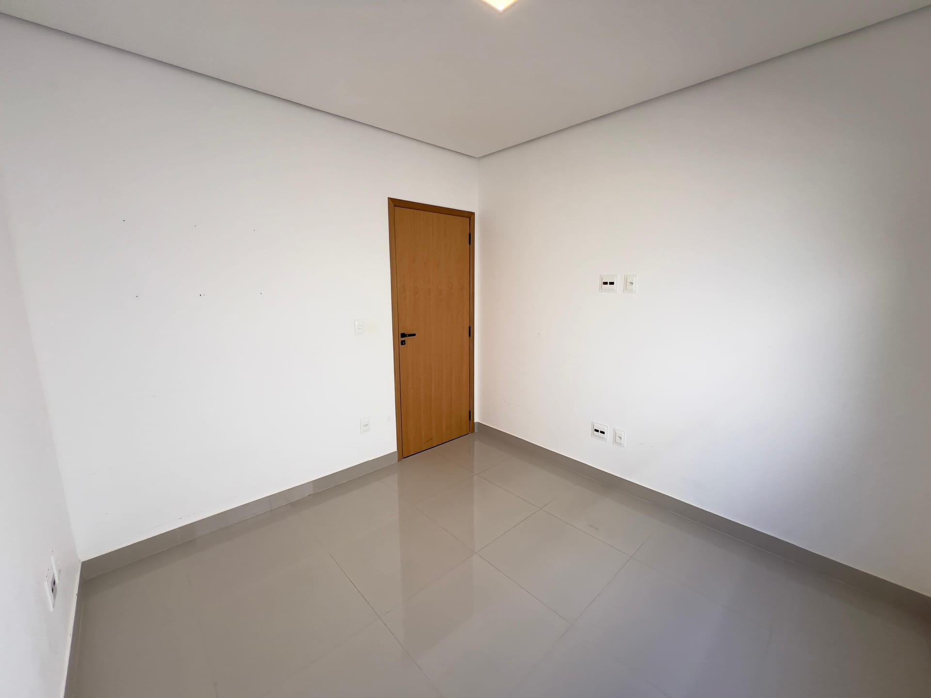 Casa à venda, Bairro Monte Carlo, Pé Direito Alto, 3 quartos sendo 1 Suite, Proximo ao Aeroporto, Londrina PR