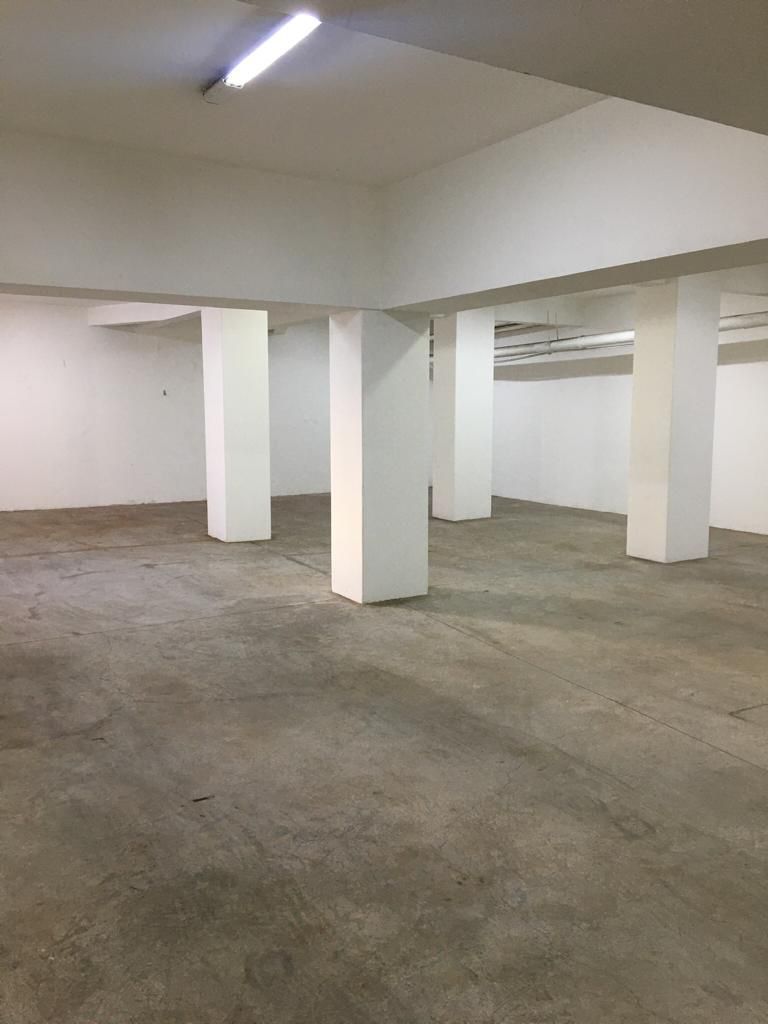 Barracão para locação, Av. Maringá, 814m² úteis, 14 garagens, frente vidro, Londrina-PR