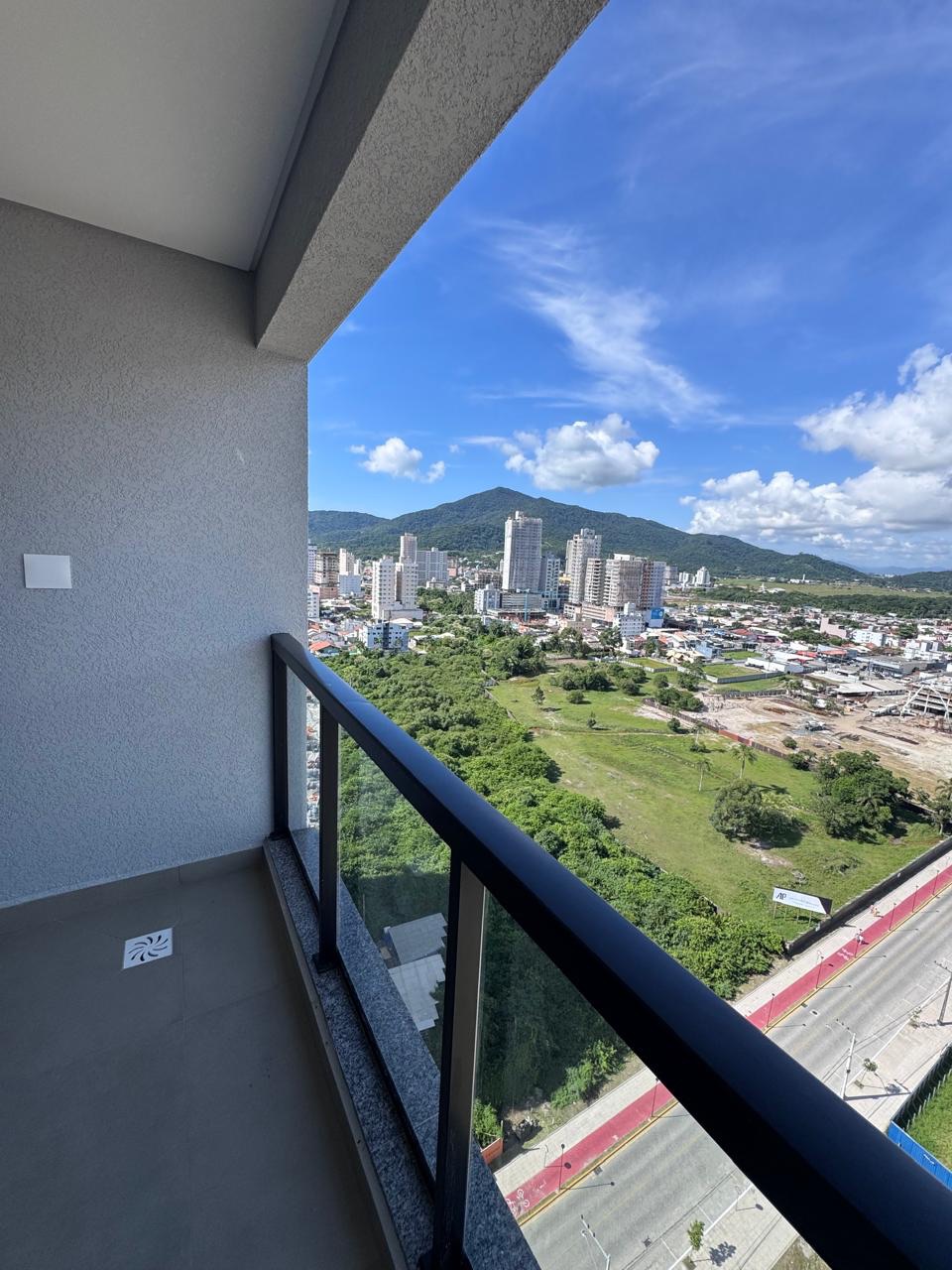 Apartamento no último andar com vista à montanha no litoral catarinense