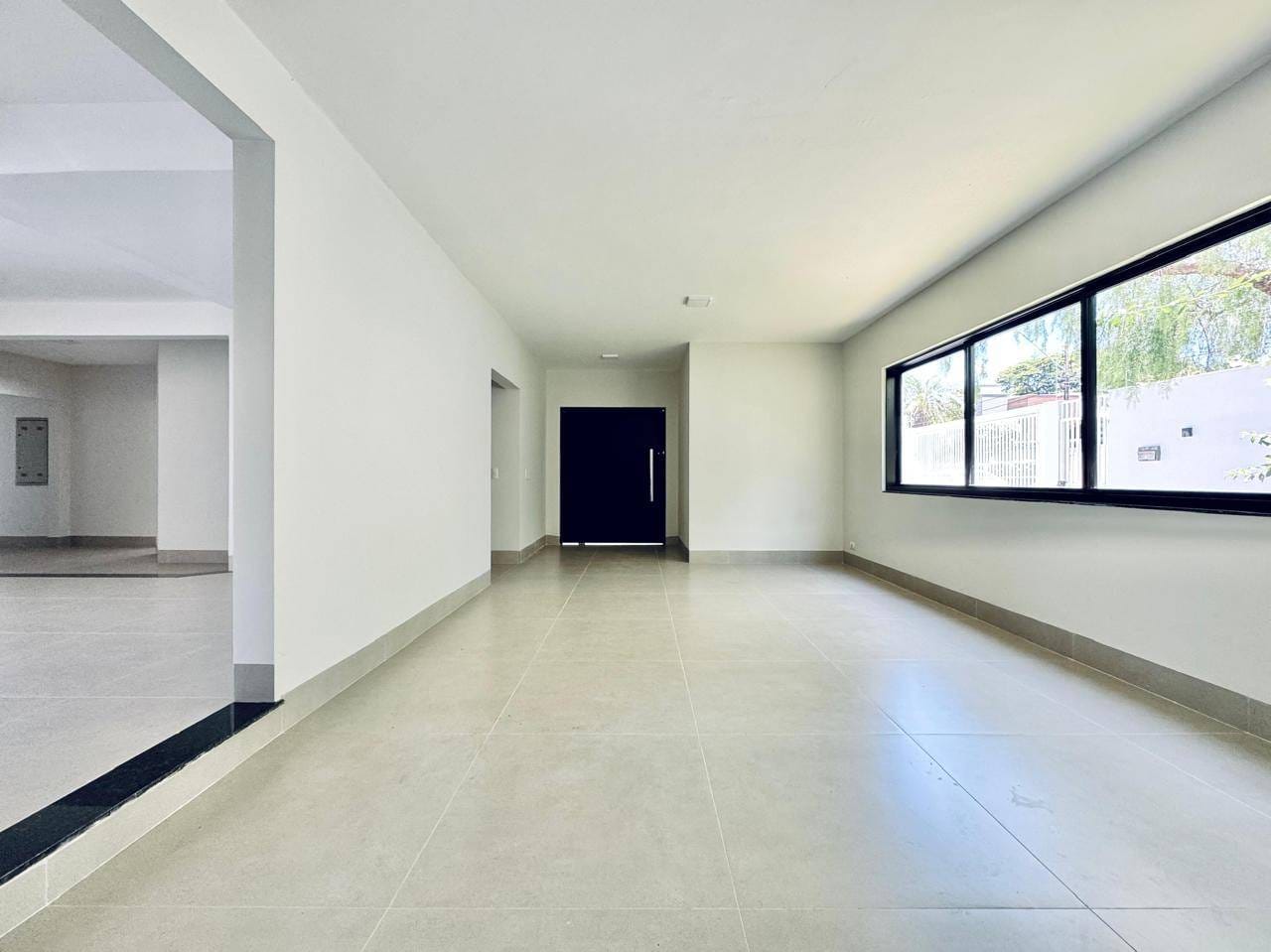 Casa à venda,  no Mediterrâneo, 467m² construção, 6 quartos sendo 3 suítes, 5 banheiros, 1 lavabo, 3 vagas, Londrina, PR