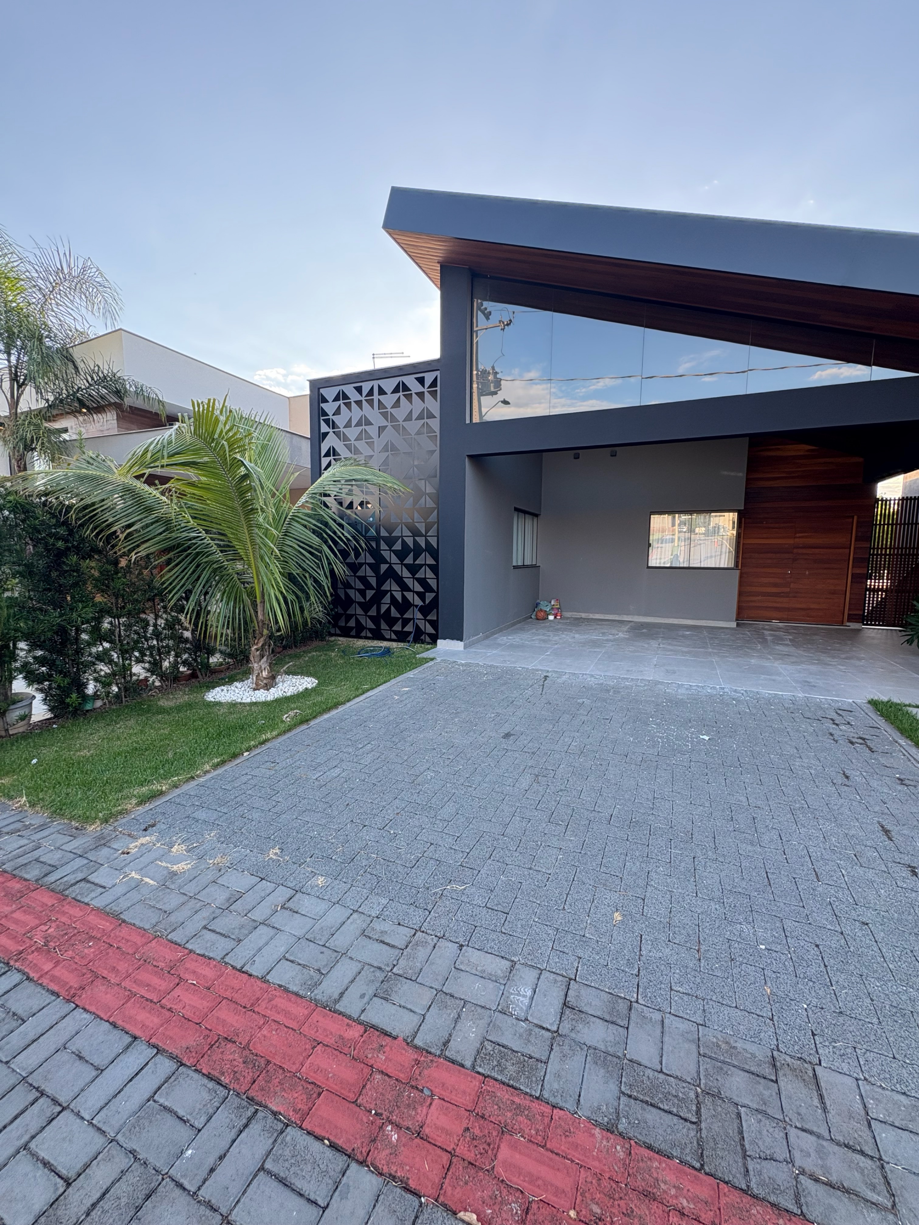 Casa  à Venda, no Parque Tauá,Arangua, 166m² úteis 3 quartos sendo 1 suíte , 4 vagas , toda planejada- Jd Morumbi  Londrina, PR