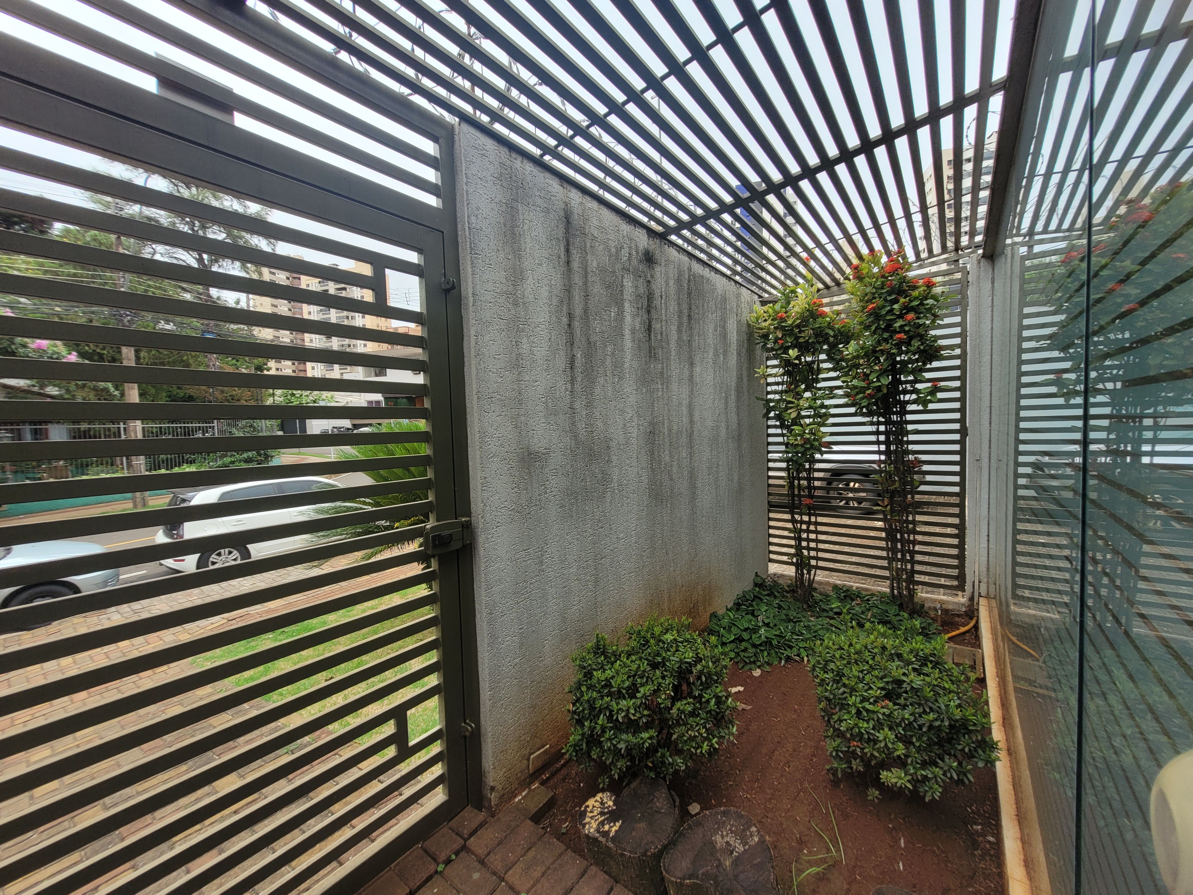 Sobrado à venda, 438m², 5 quartos sendo 3 suítes, 4 banheiros, 4 vagas de garagem no centro de Londrina, PR