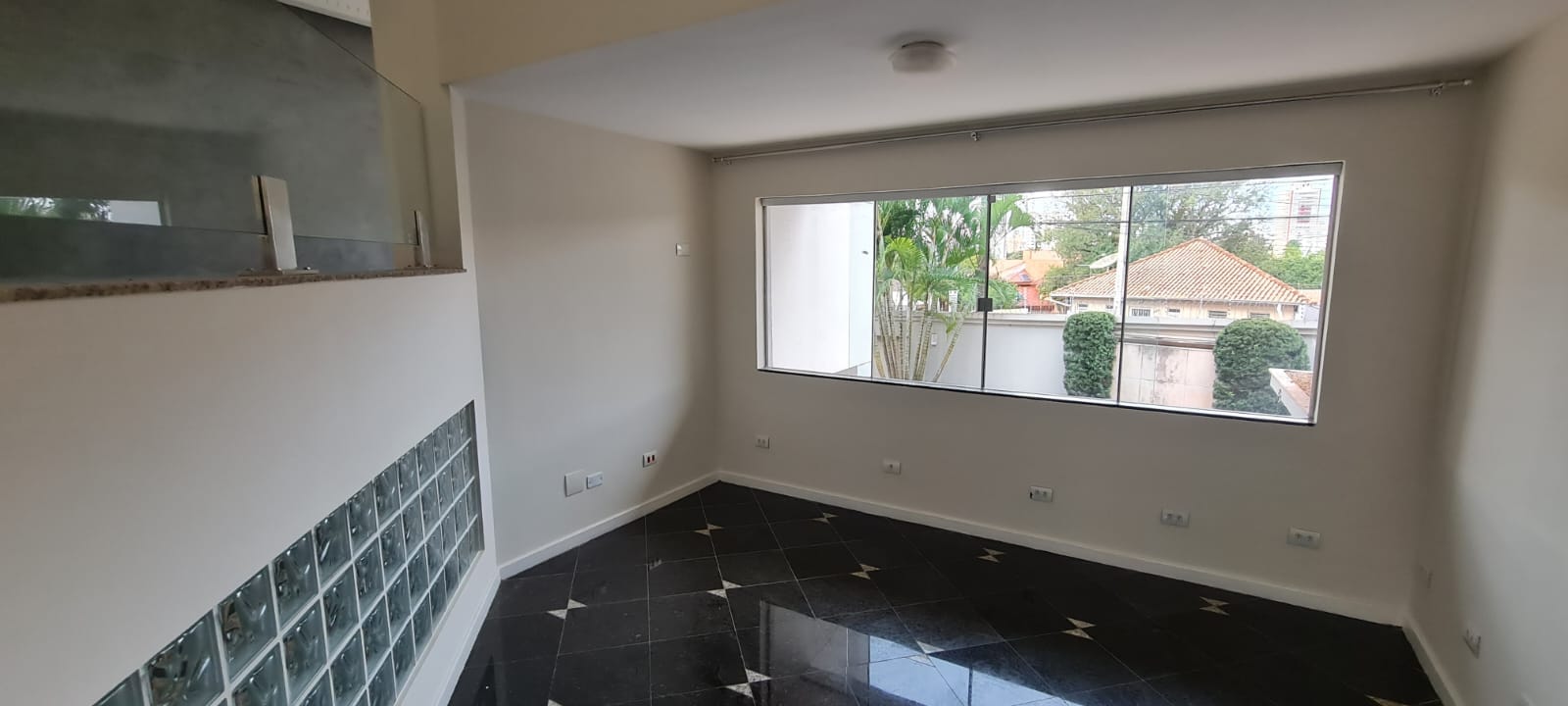 Sobrado à Venda, residencial ou comercial prox a Av Maringá, 440m² úteis, 5 quartos sendo 3 suítes, e 2 com sacada, piscina, 4 vagas - Iguaçu, Lo