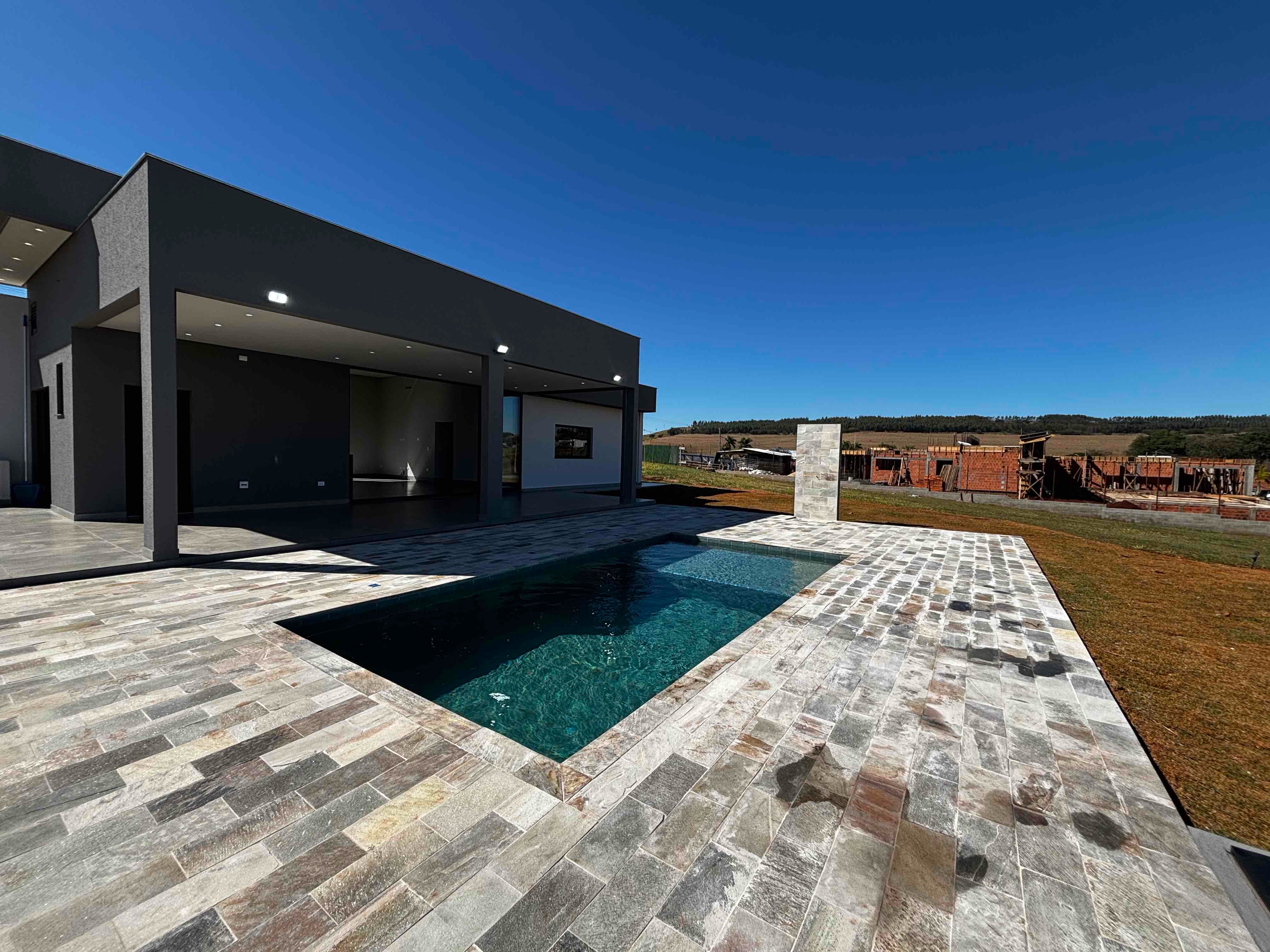 CASA NOVA A VENDA, CONDOMINIO ECOVILLAS DO LAGO, 3 QUARTOS, 1 SUÍTE, PISCINA AQUECIDA