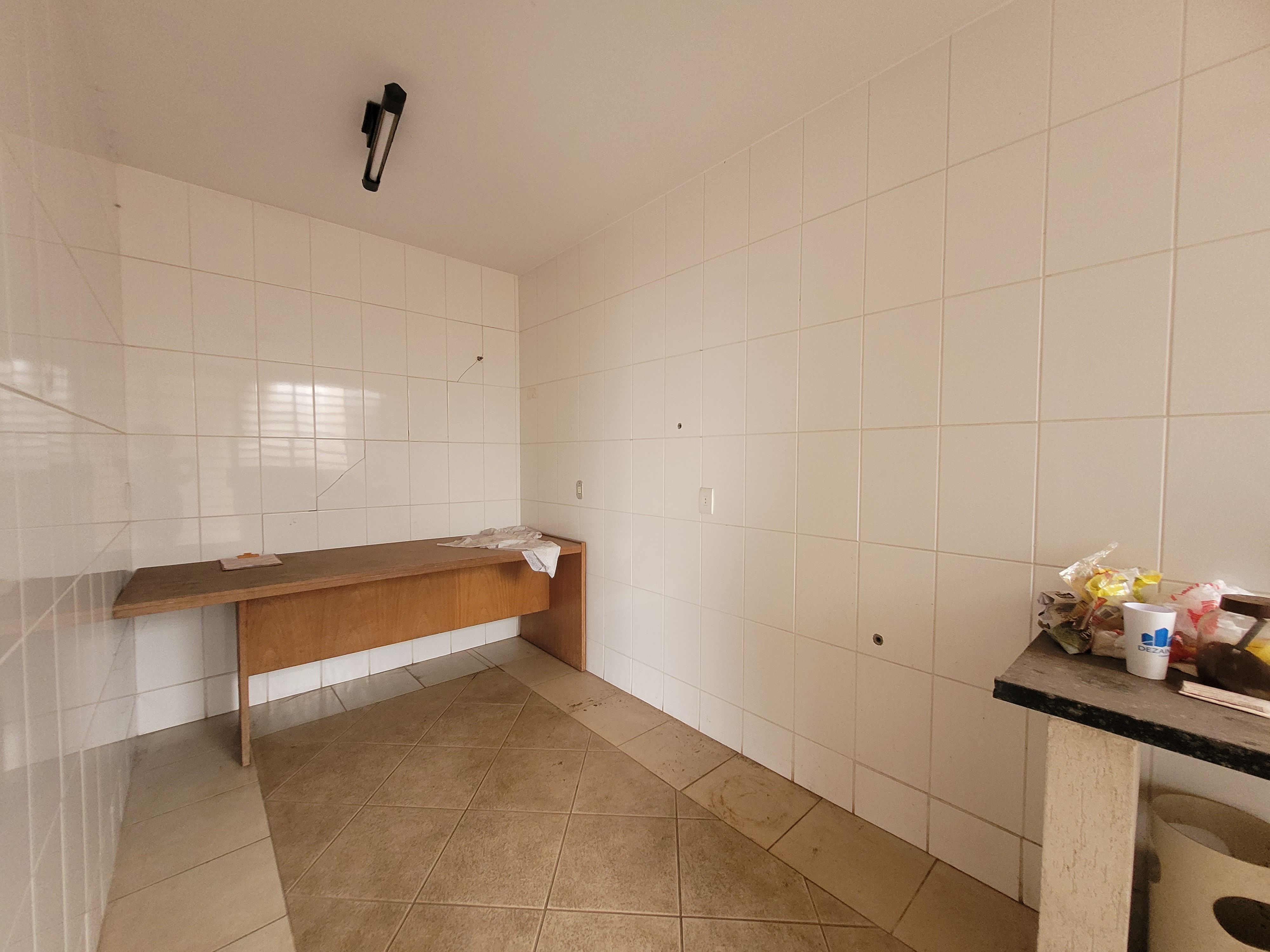 Sobrado à venda, 438m², 5 quartos sendo 3 suítes, 4 banheiros, 4 vagas de garagem no centro de Londrina, PR