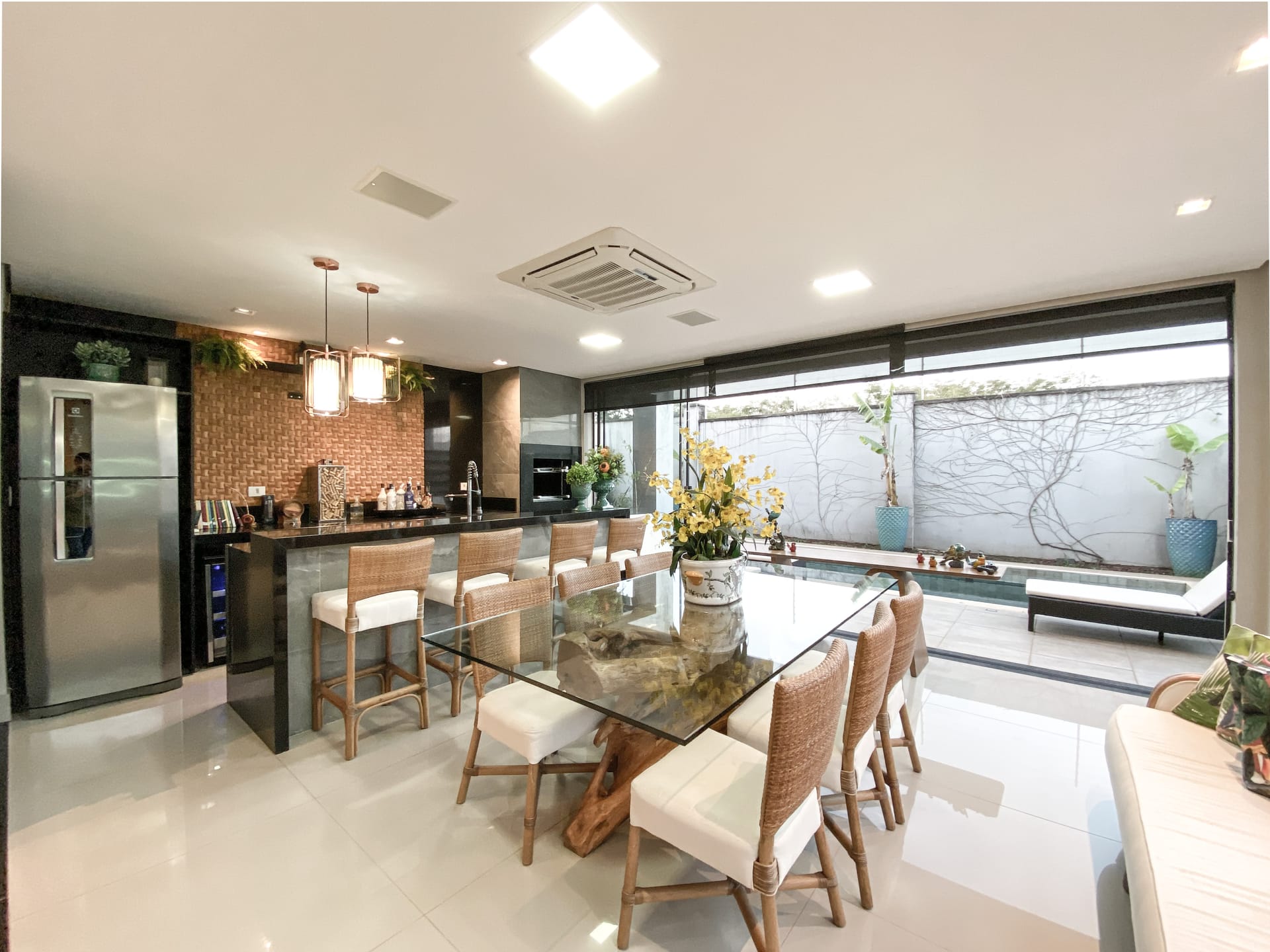Casa venda e locação no Cond. Alphaville II, 300m² úteis, mobiliada, decorada com 4 quartos sendo 2 suítes e 2 demi-suites, piscina, hidromassage