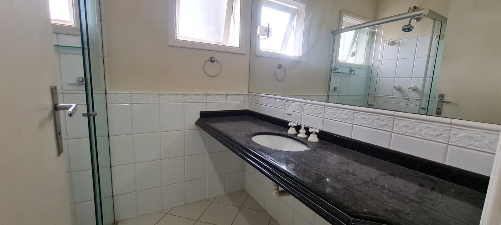 Sobrado à Venda, residencial ou comercial prox a Av Maringá, 440m² úteis, 5 quartos sendo 3 suítes, e 2 com sacada, piscina, 4 vagas - Iguaçu, Lo
