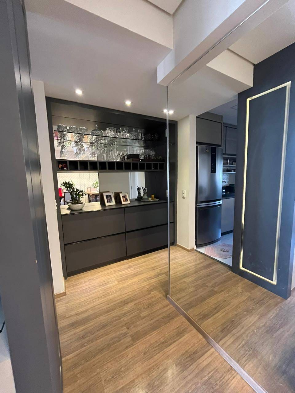 Apartamento à venda, Edifício Solar Mirador, 75m² úteis, 3 quartos (1 suíte), andar alto, sacada com churrasqueira - Aurora, Londrina, PR