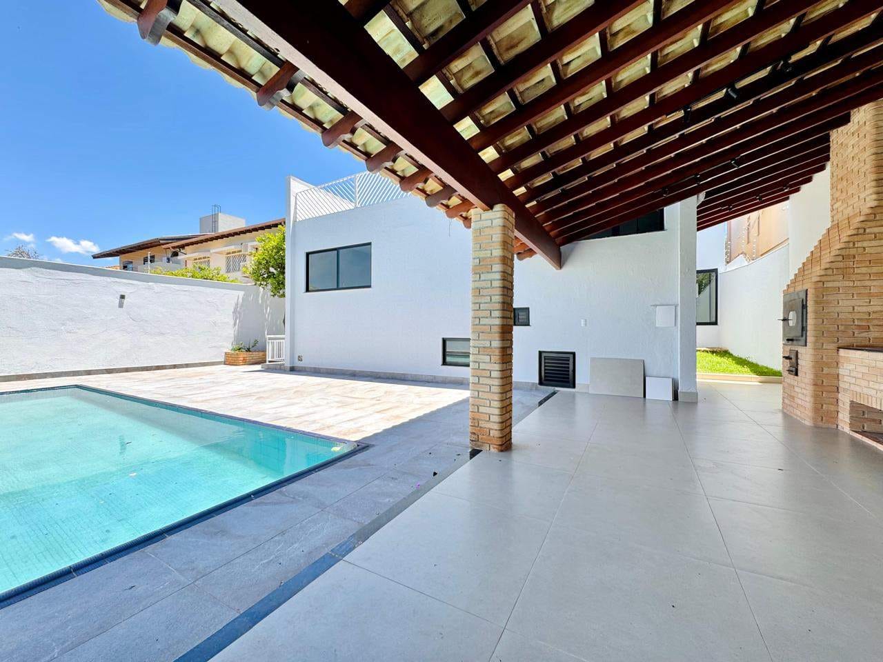 Casa à venda,  no Mediterrâneo, 467m² construção, 6 quartos sendo 3 suítes, 5 banheiros, 1 lavabo, 3 vagas, Londrina, PR