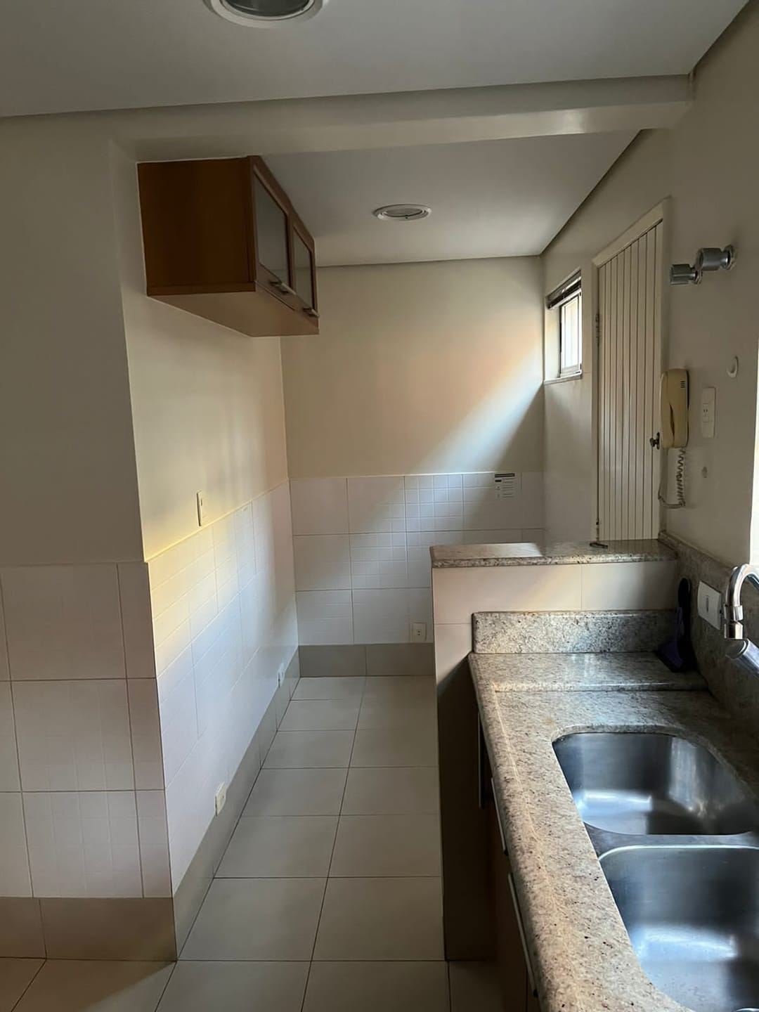 Casa Residencial ou Comercial de 400 m² para venda, 05 quartos (sendo 2 suítes) piscina, de frente para o lago Igapó 1 -Bairro Canaã, Londrina, P