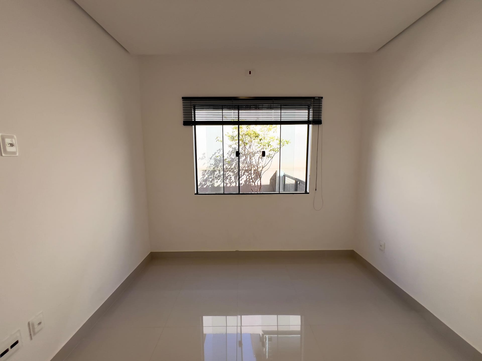 Casa à venda, Bairro Monte Carlo, Pé Direito Alto, 3 quartos sendo 1 Suite, Proximo ao Aeroporto, Londrina PR