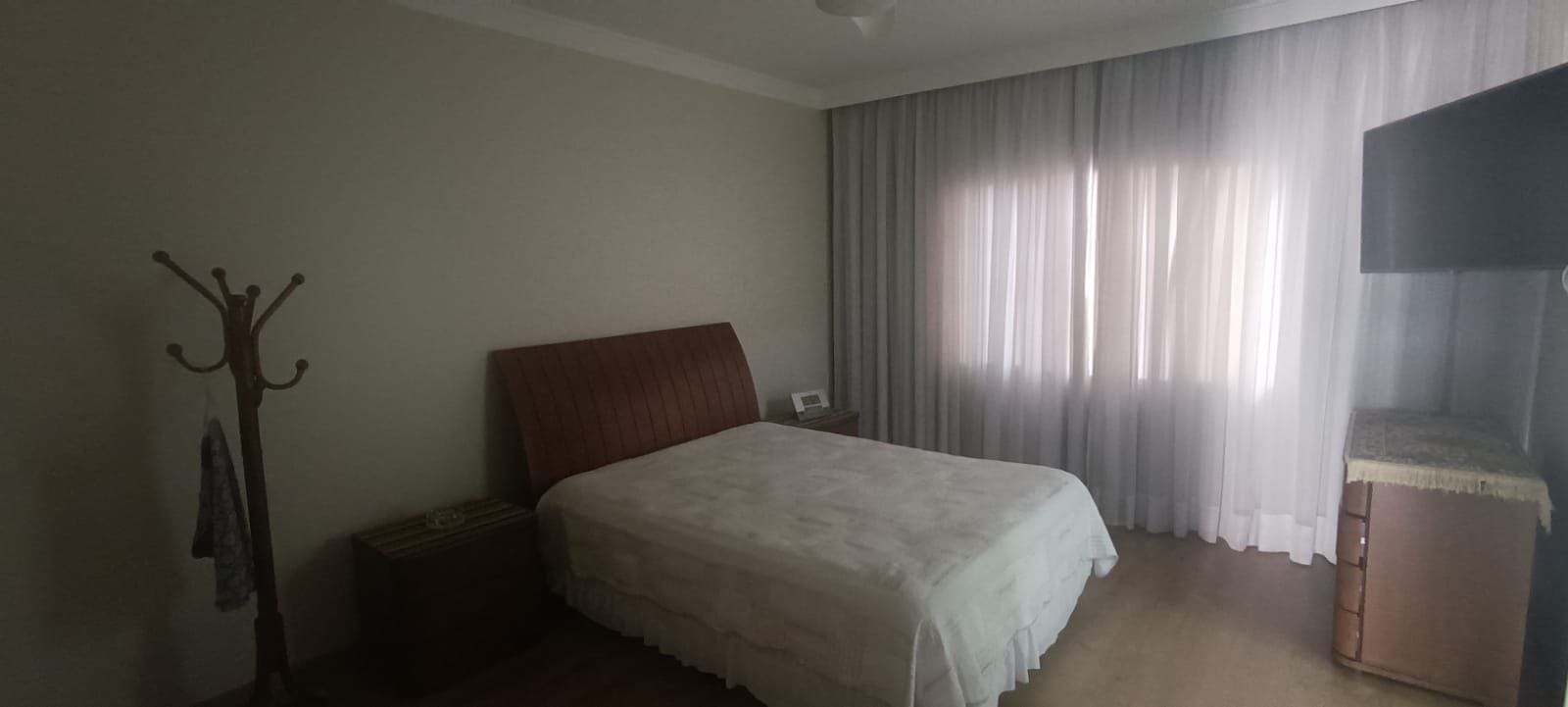 Apartamento  à venda,  Edifício Mona Lisa no calçadão central,177m² uteis, 4 quartos  sendo 2 suítes, recém reformado, andar alto, Centro, Londri