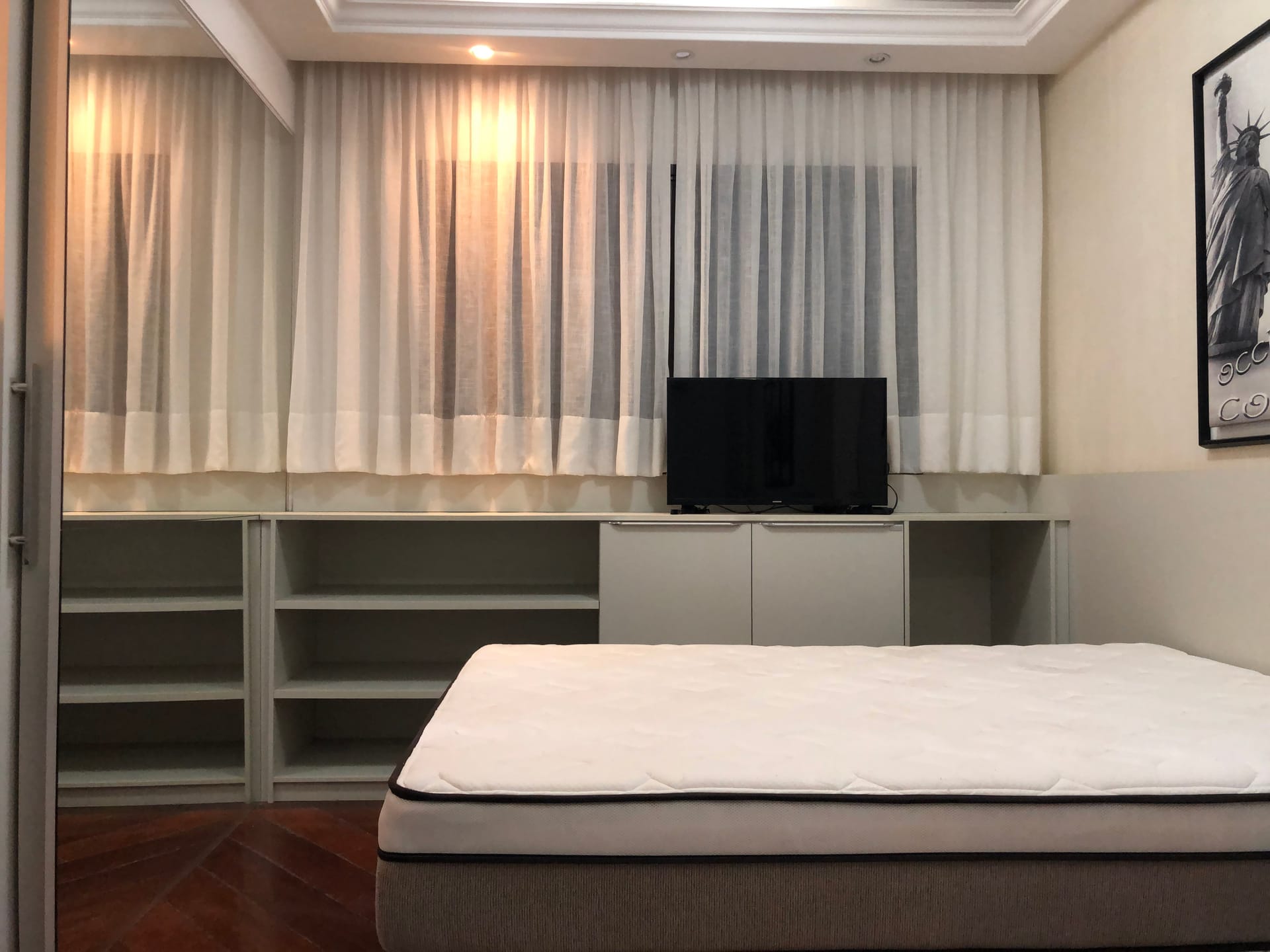 Apartamento à venda, Edifício Saint Simon, 57m² úteis, 1 quarto com suíte e closet, duplex, mobiliado - Centro, Londrina, PR