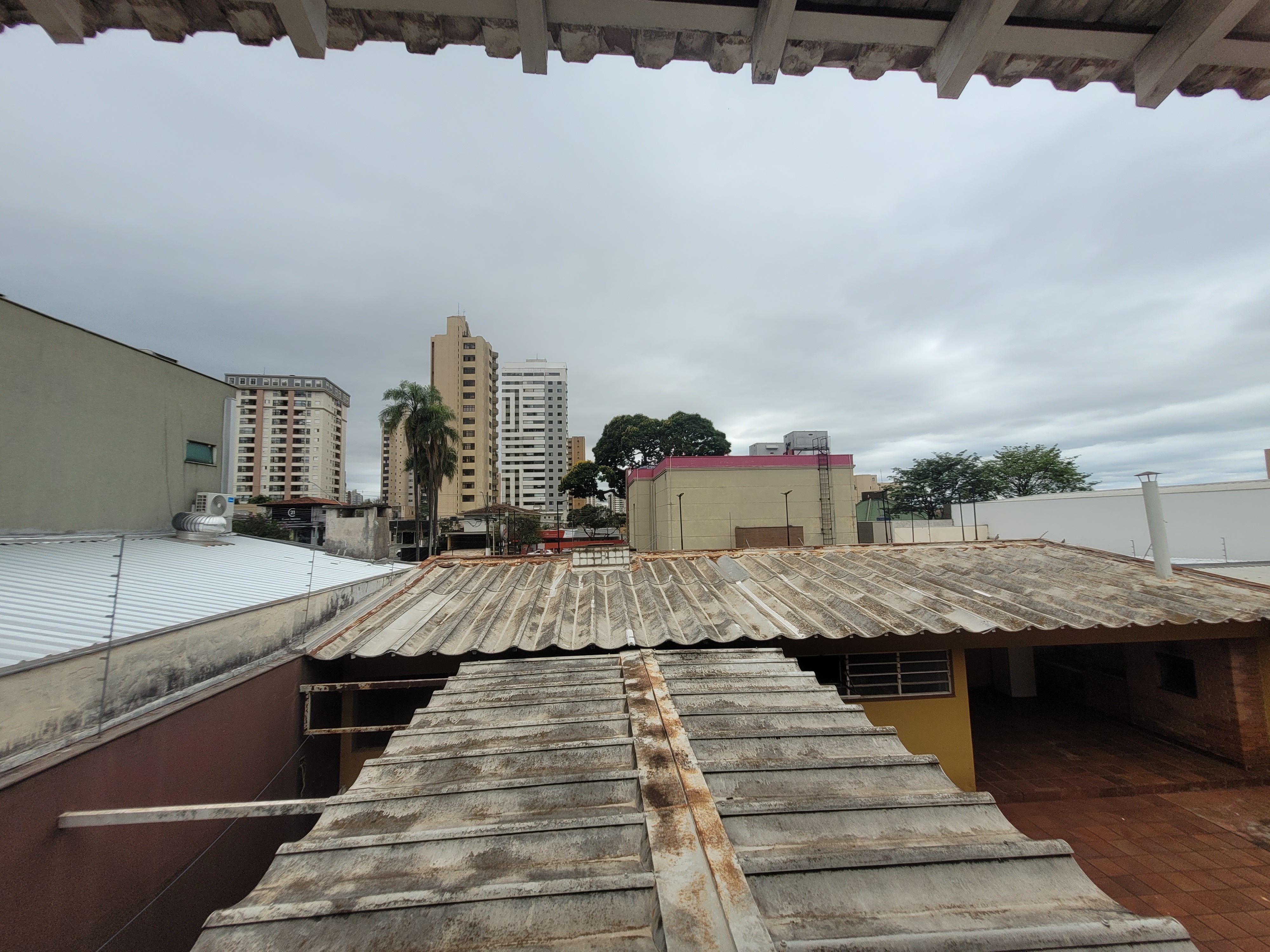 Sobrado à venda, 438m², 5 quartos sendo 3 suítes, 4 banheiros, 4 vagas de garagem no centro de Londrina, PR