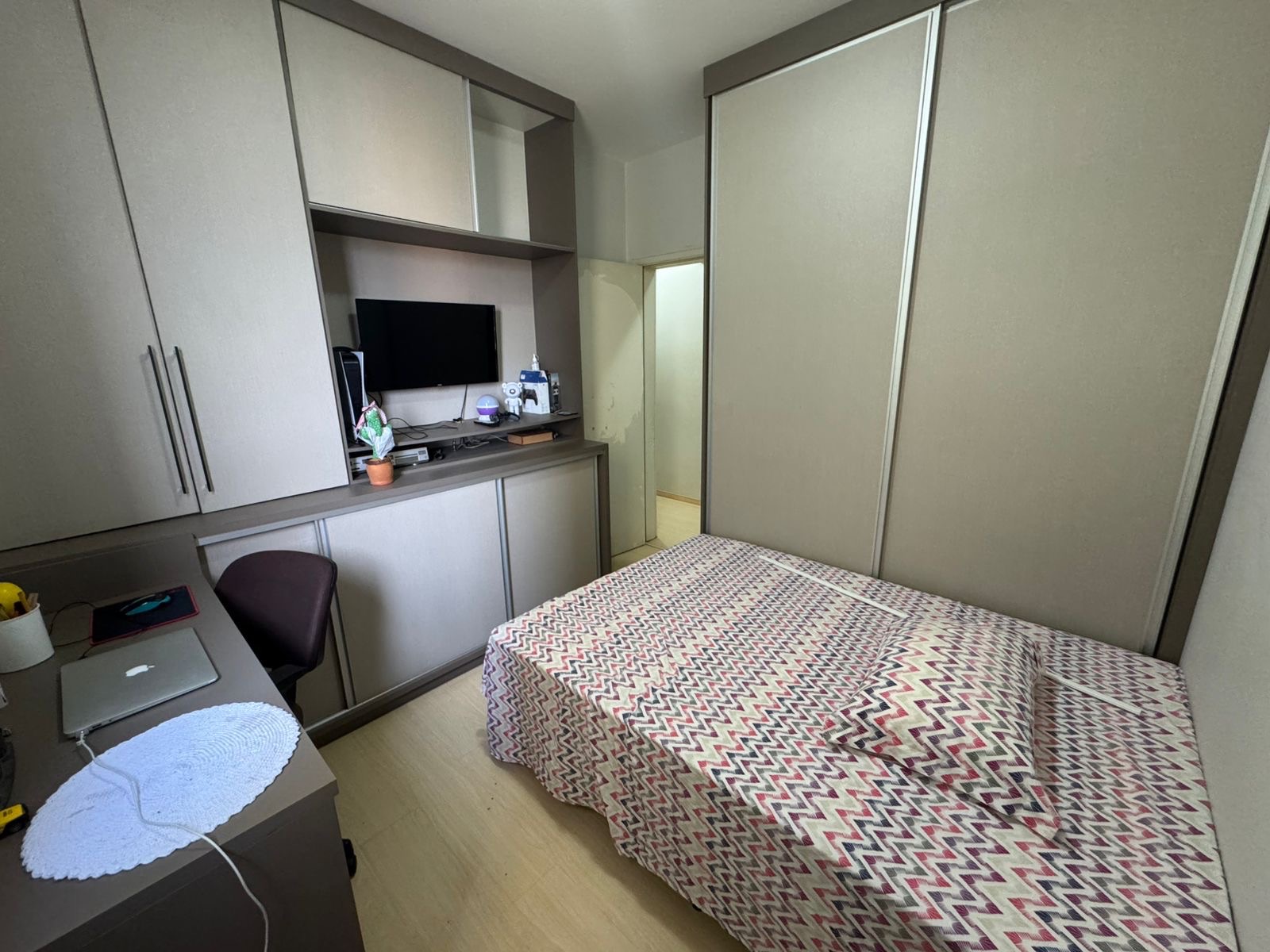 Apartamento à venda, Edifício Bavaria, 3 quartos sendo 1 suíte, 2 vagas, andar alto -Centro Londrina, PR