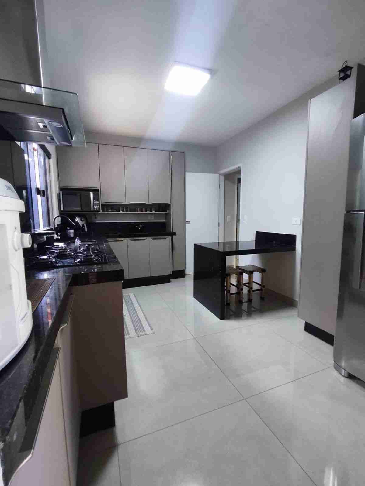 Casa à venda, 152m2 úteis, área total 330m2, 3 quartos, 3 vagas-  Mônica Londrina Pr