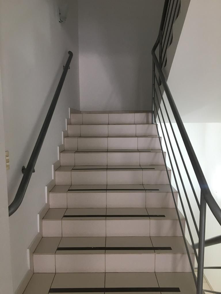 Barracão para locação, Av. Maringá, 814m² úteis, 14 garagens, frente vidro, Londrina-PR