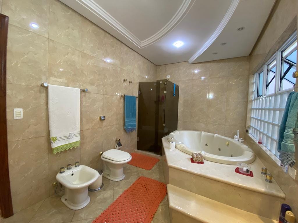 Sobrado à venda, 574m² úteis, 4 suítes com banheira e sacada, piscina, sauna,  estuda permuta- Jardim Itatiaia 1, Londrina, PR