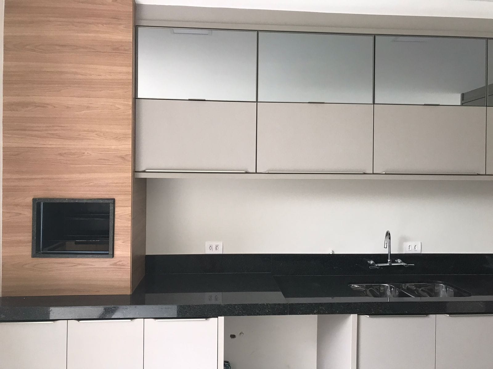 Sobrado à venda, Condomínio Morada das Flores, 137m² úteis, 3 quartos sendo 1 suíte, 2 vagas  - Cambé, PR