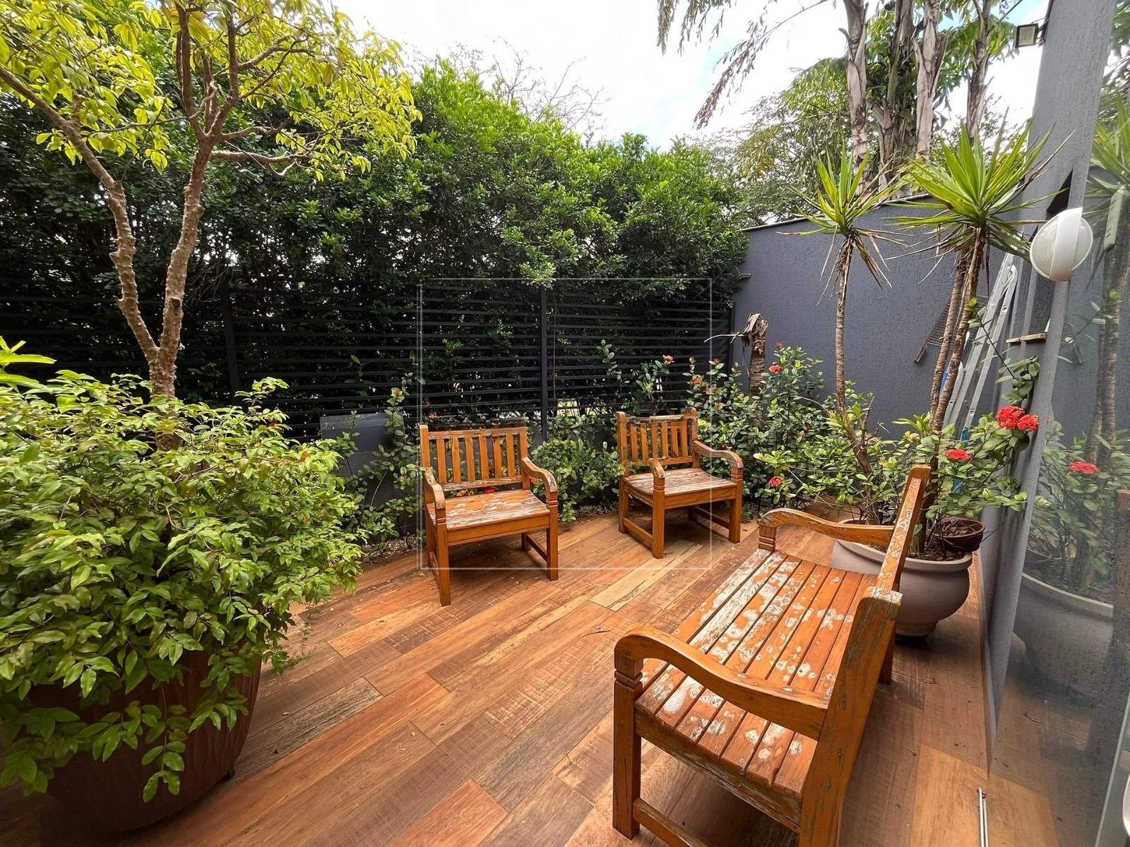 Casa à venda, Alphaville Imbuias, 400m² úteis, 4 quartos sendo 3 suítes, mobiliada -  Vivendas do Arvoredo, Londrina, PR
