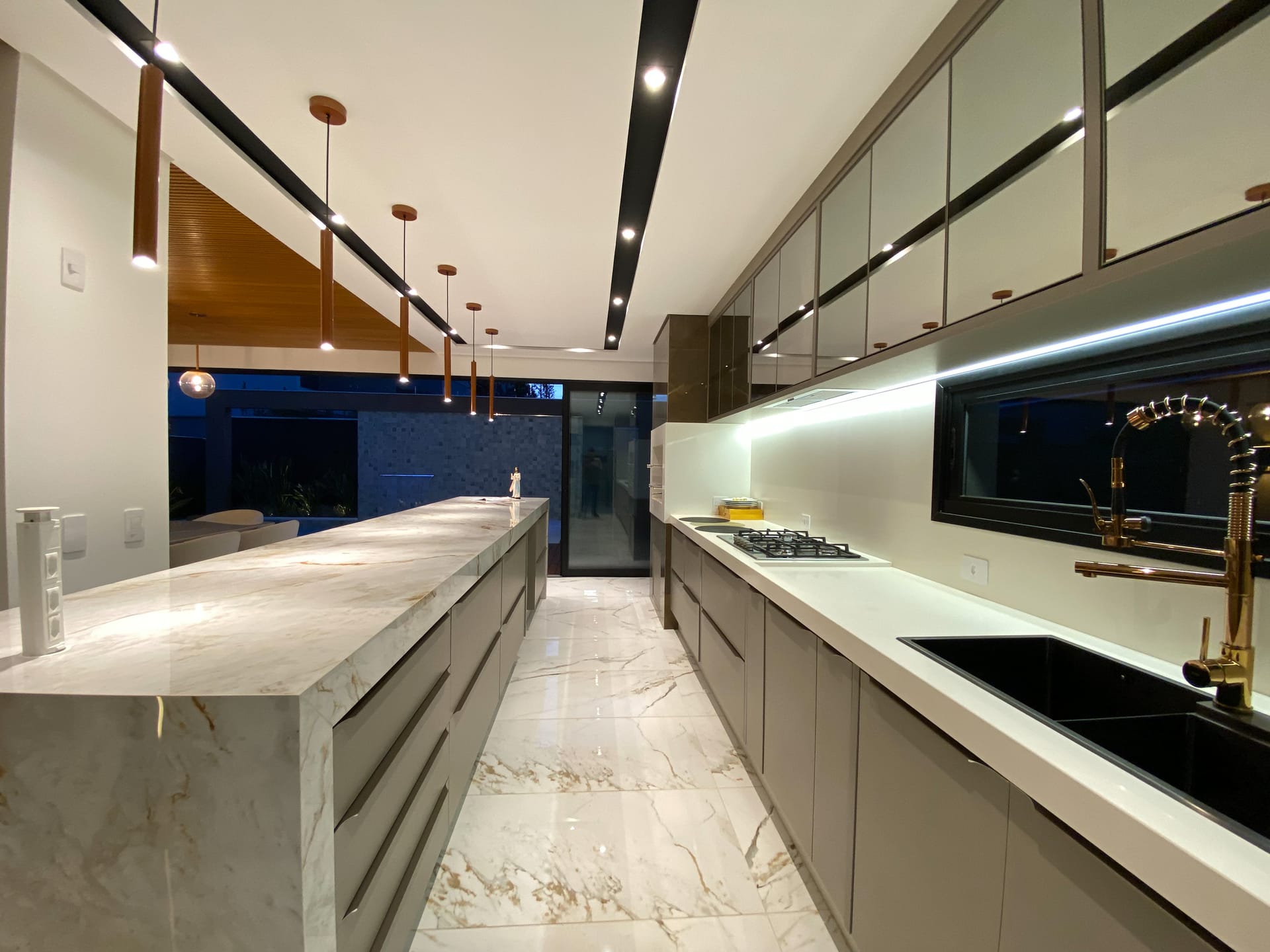 Sobrado à Venda, 302m² úteis,  3 suítes, decorado no Cond.Vivenda Vivendas do Arvoredo, Londrina, PR