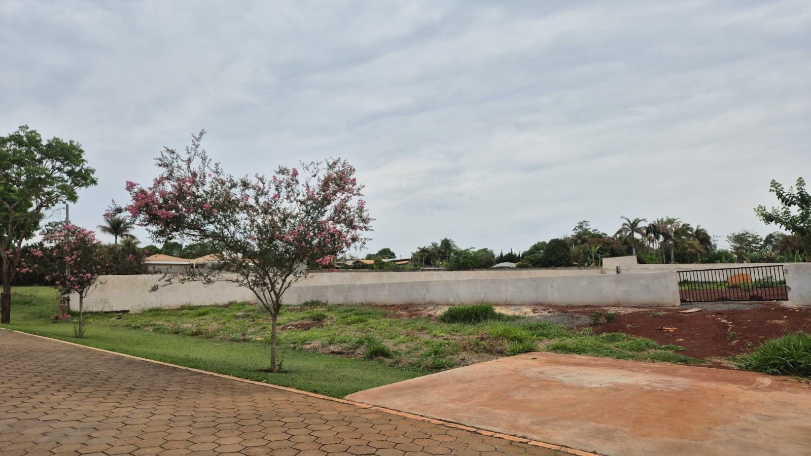 Terreno à venda, 2600 m2  Condomínio Estancia Bom Tempo, Murado e bem localizado, Londrina, PR