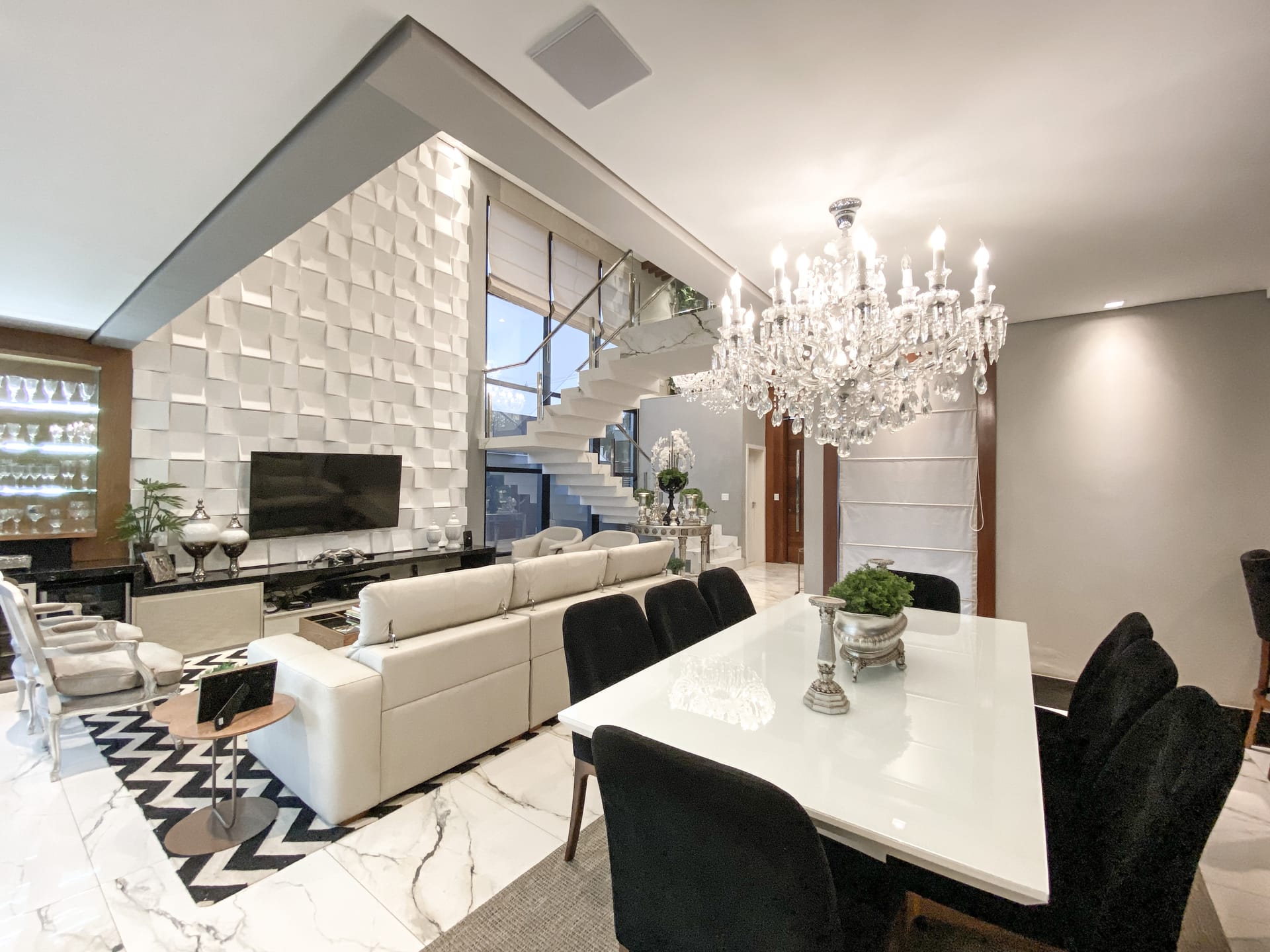 Casa venda e locação no Cond. Alphaville II, 300m² úteis, mobiliada, decorada com 4 quartos sendo 2 suítes e 2 demi-suites, piscina, hidromassage