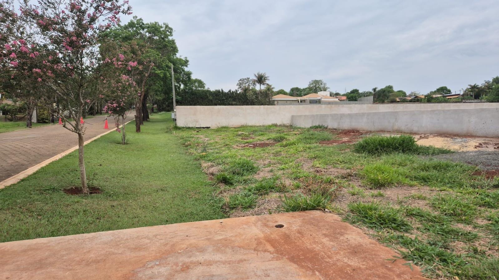 Terreno à venda, 2600 m2  Condomínio Estancia Bom Tempo, Murado e bem localizado, Londrina, PR