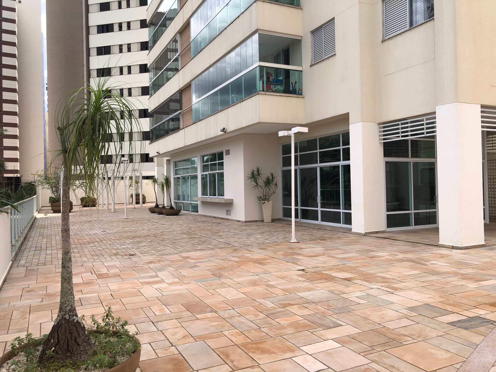 Apartamento à venda, Edifício Dolce Vita, 131,89m² úteis, 3 quartos (1 suíte), ampla varanda com churrasqueira, 2 vagas - Caiçaras, Londrina, PR
