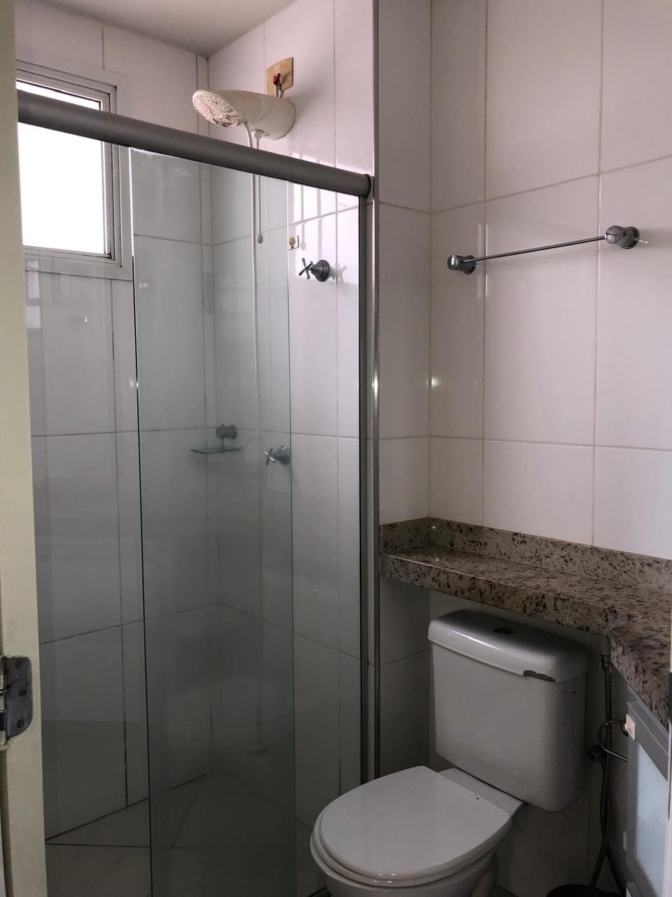 Apartamento à venda, Edifício Mirante do Lago, 76m² úteis, 3 quartos sendo 1 suíte, sacada com churrasqueira - Gleba Fazenda Palhano, Londrina, P