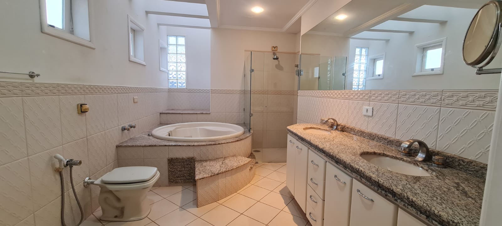 Sobrado à Venda, residencial ou comercial prox a Av Maringá, 440m² úteis, 5 quartos sendo 3 suítes, e 2 com sacada, piscina, 4 vagas - Iguaçu, Lo
