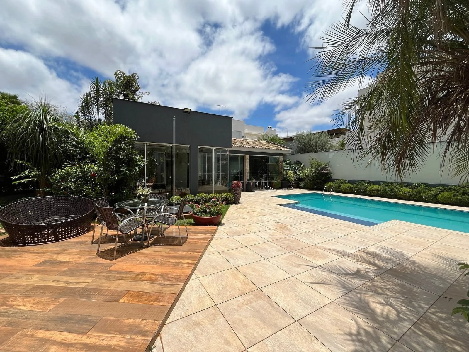 Casa à venda, Alphaville Imbuias, 400m² úteis, 4 quartos sendo 3 suítes, mobiliada -  Vivendas do Arvoredo, Londrina, PR