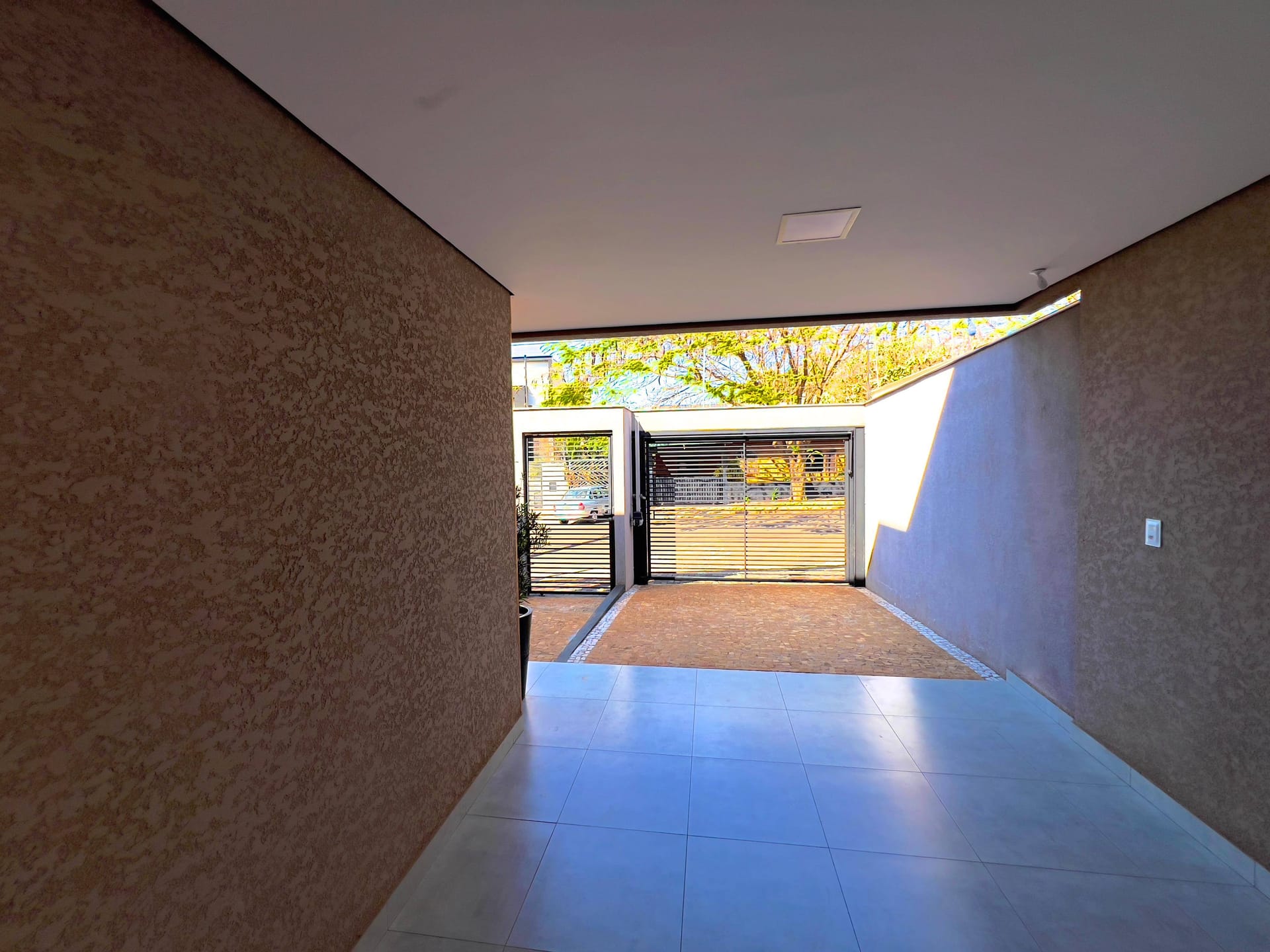 Casa à venda, Bairro Monte Carlo, Pé Direito Alto, 3 quartos sendo 1 Suite, Proximo ao Aeroporto, Londrina PR